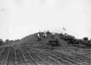 Kolomoki burial mound, Blakely, Georgia, July 1, 1945. Atlanta Journal-Constitution Photographic Archive, Special Collections and Archives, Georgia State University Library.