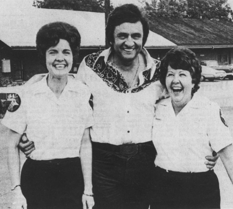 Johnny Cash with Spalding Sheriff's Department secretaries Linda Fields and Rosa Howard. From the September 14, 1974 issue of the Griffin Daily News.